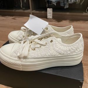 NWB Chuck Taylor All Star Lift Platform Daisy 7.5 egret